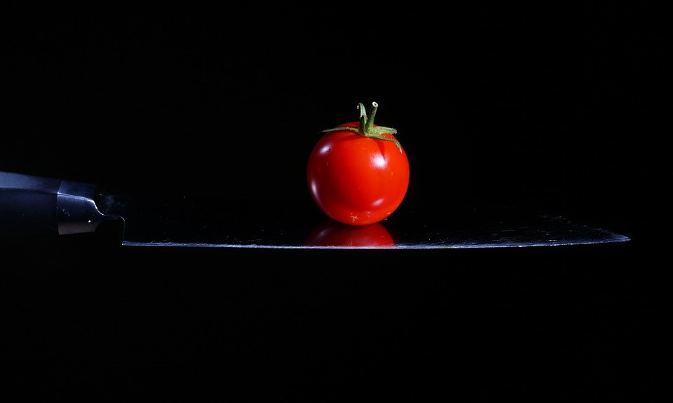Tomate et couteau (fond noir)